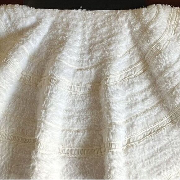 Rachel Zoe NWT 52" Round Plush Cream Tree Skirt - Picture 4 of 10